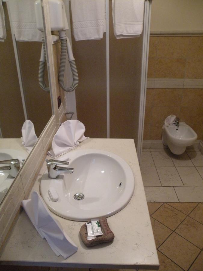 Hotel Ristorante Il Pirata San Vito di Leguzzano Exteriör bild
