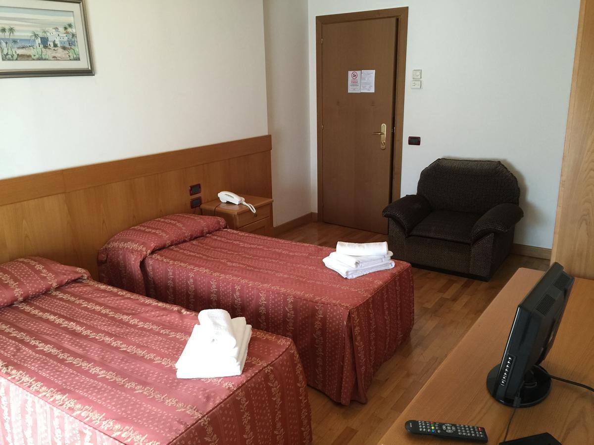 Hotel Ristorante Il Pirata San Vito di Leguzzano Exteriör bild