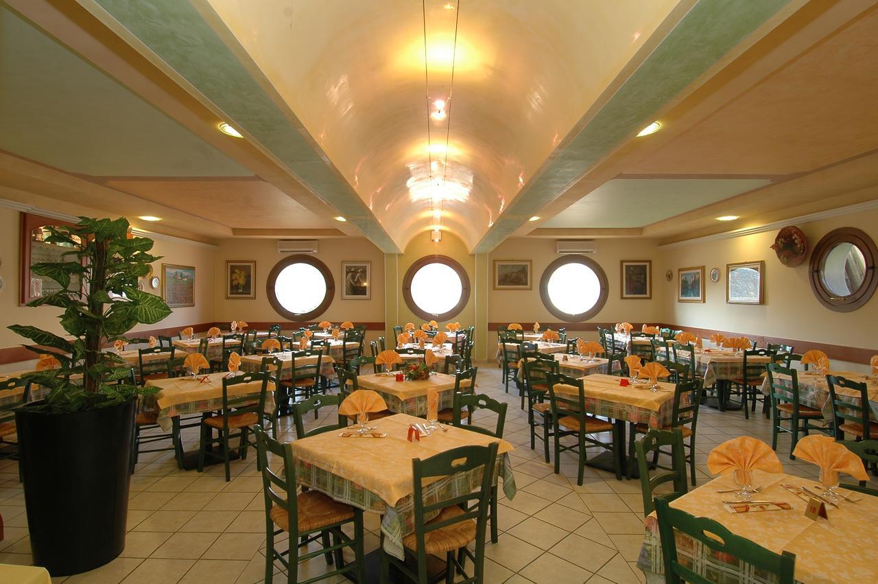 Hotel Ristorante Il Pirata San Vito di Leguzzano Exteriör bild